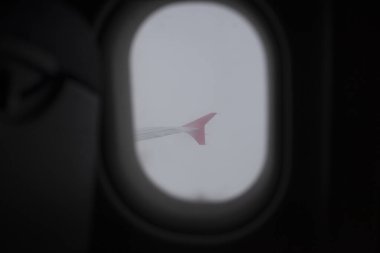 Yükleyici havaalanında. Araba pist üzerindedir. Uçak taşıyıcısı. Hava yollarının teknik desteği. Yolcuları uçağa yüklemek için araba. Özel amaçlar için taşıma parkı.