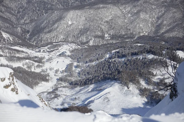 山水多雪 山顶白雪覆盖的山峰 平静的山的背景 高地阳光灿烂的天气 — 图库照片