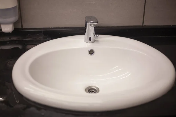 Biały Zlew Centrum Handlowym Przebieralnia Miejsce Mycia Rąk Sprzątanie Łazience — Zdjęcie stockowe
