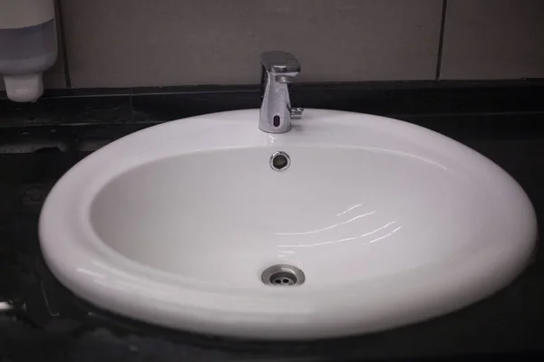 Witte Gootsteen Het Winkelcentrum Kleedkamer Plaats Voor Handen Wassen Schoonmaak — Stockfoto