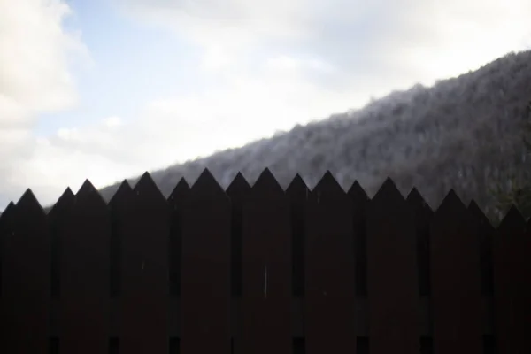 Recinzione Legno Presso Casa Montagna Recinzione Dentata Sullo Sfondo Una — Foto Stock