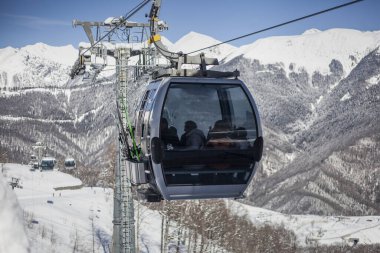 Kayak asansörü. Yükselmek için halat çekin. Rüzgâra dayanıklı kulübe.