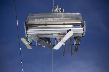 Kayak merkezi. Kayakçılar asansöre biniyor. Tatilciler için dağlarda kayak kaldırma. Kayak yapıyorum. Snowboard yapan insanlar teleferiğe biniyor. Tatilde olan sporcular dağ ulaşımını kullanıyor.