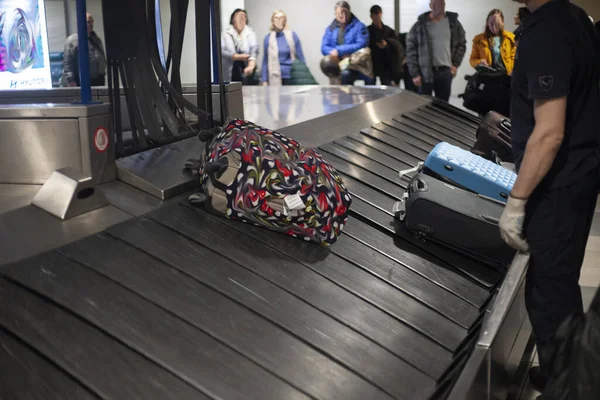机场的行李 等待的东西 运送行李的方法 袋子骑在一条皮带路上 飞行后的运输 行李抵达城市机场延误 — 图库照片