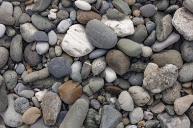 Doku taşları. Büyük taşlar. Güzel arka plan. Sahil. Güzel gri kumsal.