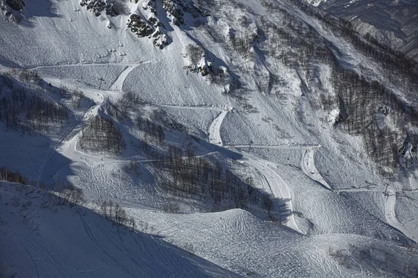 滑雪场的斜坡滑倒在雪板上 高山上的雪坡 山上雪板的痕迹 下降轨道的顶部视图 一个放松和骑马的地方 — 图库照片