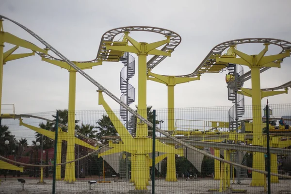 Montaña rusa. Parque de atracciones . —  Fotos de Stock