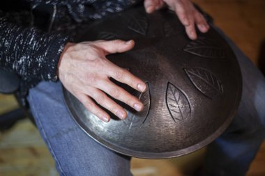 Hang oynuyorum. Metal araç