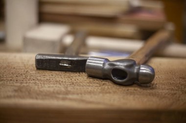 Çekiçler masada. Araçlar