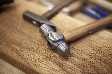 Çekiçler masada. Araçlar