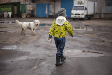 çocuk sokakta yürüyor..