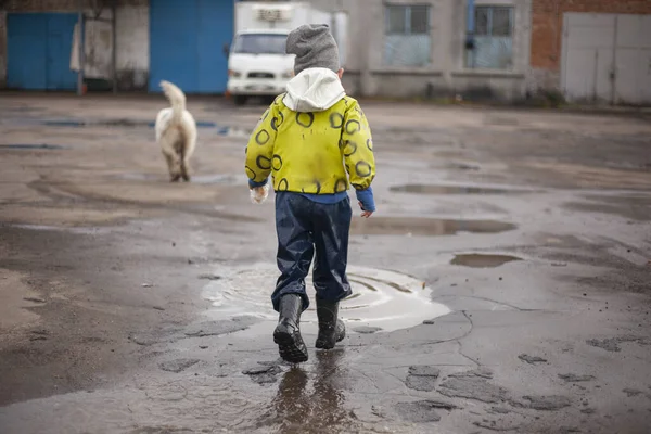 El chico camina por la calle . — Foto de Stock