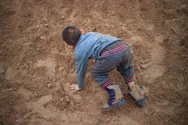 Barnet leker i sandlådan. — Stockfoto