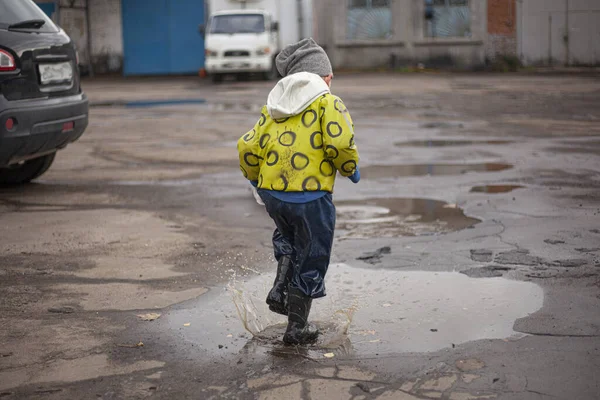 El chico camina por la calle . — Foto de Stock