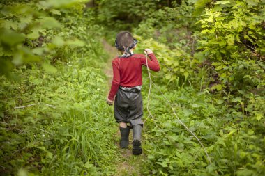 Bir çocuk ormanda yürüyor..