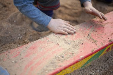 Sokakta oynayan bir çocuk.