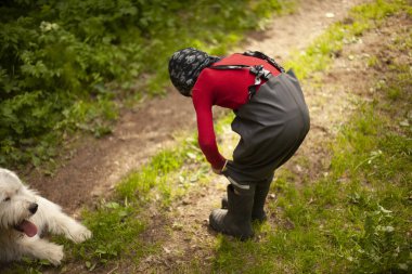 Sokakta oynayan bir çocuk.