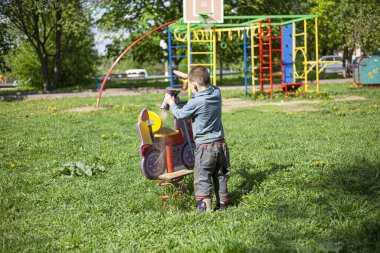Sokakta oynayan bir çocuk.