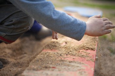 Sokakta oynayan bir çocuk.