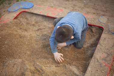 Sokakta oynayan bir çocuk.