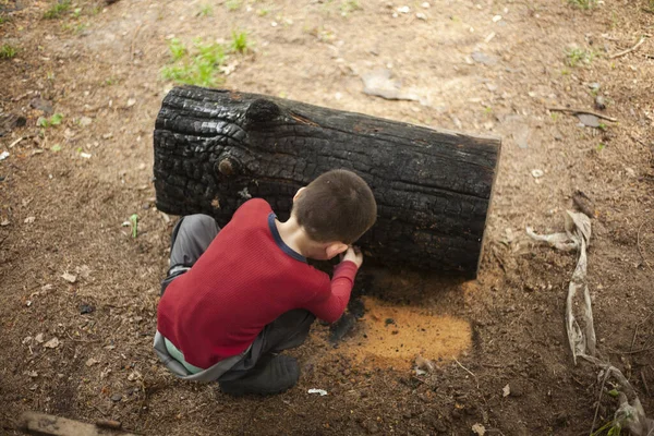 Un niño juega en la calle. —  Fotos de Stock