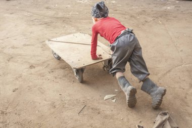 Kafası kumda bir çocuk.
