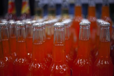 Alkolik içkiler sıraya dizilir.