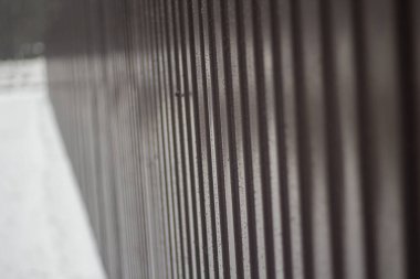 Kahverengi metal çit.