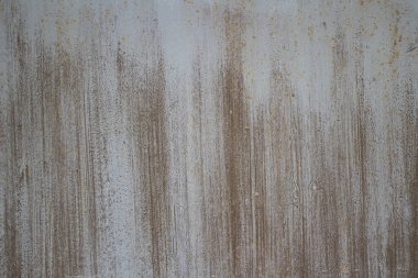 Paslı, kötü boyanmış yüzey.