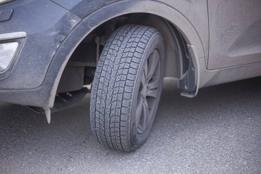 Araba yolda bir kaza geçirdi..