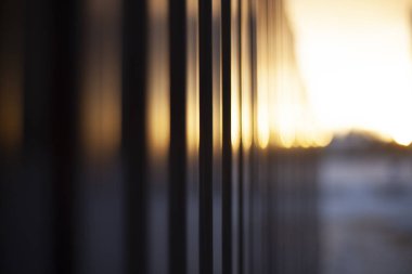 Kahverengi metal çit.