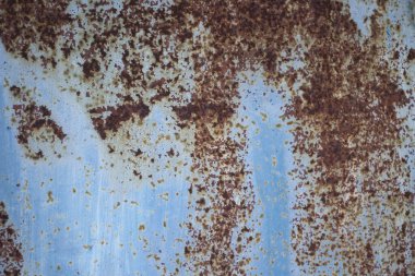 Paslı, kötü boyanmış yüzey.