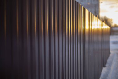 Kahverengi metal çit.