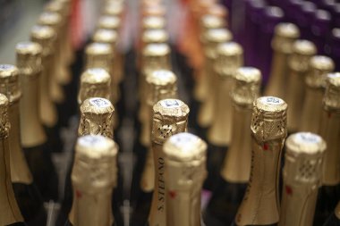 Şampanya şişeleri sıraya dizildi..