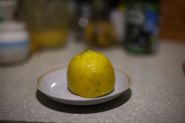 Lemon lies on the table. — Stock Photo, Image