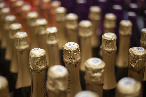 Бутылки шампанского стоят в ряд . — стоковое фото