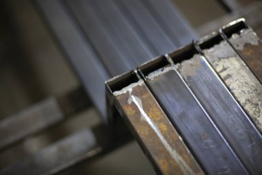 Öğütülen metal profilleri.