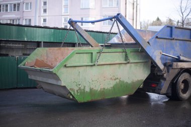 Çöpleri arabaya yüklüyorlar..