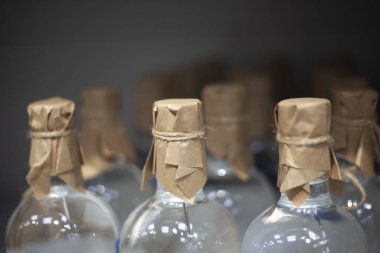 Şişeler sıraya dizilir.