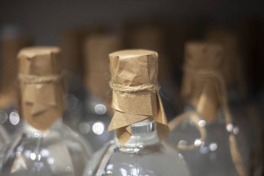 Şişeler sıraya dizilir.