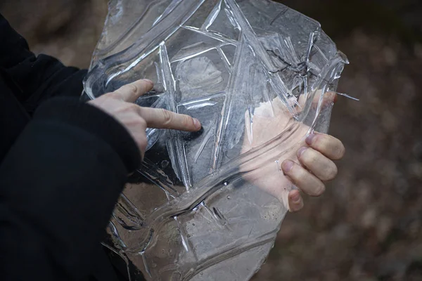 Ice in the forest. Ice in the hands. — Stock Photo, Image