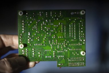 Elinde mikroçip var..