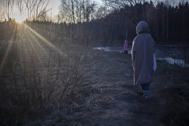 Bir kız bir çocukla yürüyor..