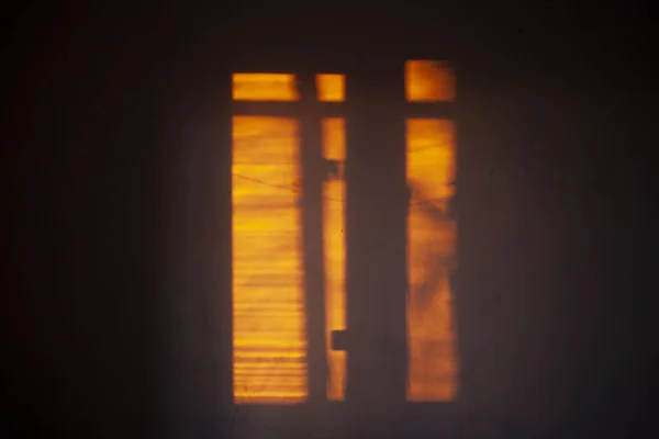 A sombra da janela na parede pela manhã . — Fotografia de Stock
