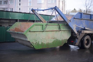 Çöpleri arabaya yüklüyorlar..