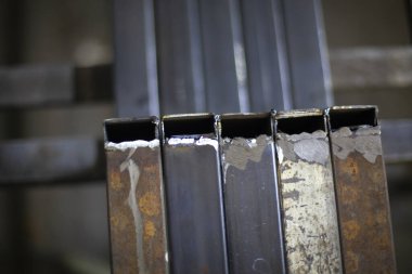 Öğütülen metal profilleri.