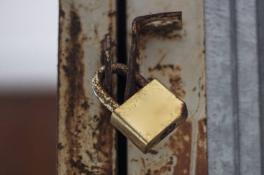 Paslı kilit kapıda..