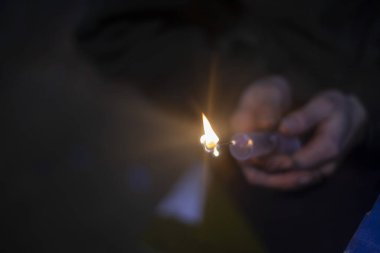 Şırıngada tutkal yakmak.