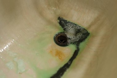 Eski bir küvette temizlikçi..