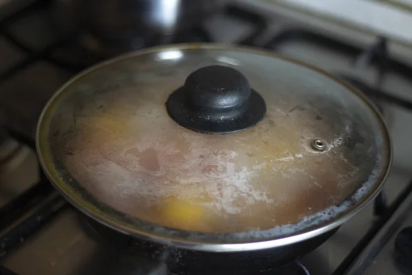 프라이팬에서 튀긴 달걀을 요리하는 모습 — 스톡 사진